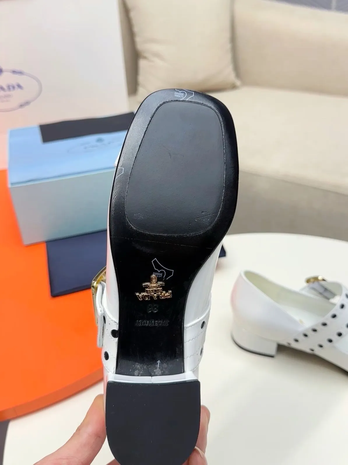👟👟Ex-factory price 600👟👟🛒…………PRADA 2025 series loafers! At first glance, it looks both classic and versatile! No need to worry about the texture and feel of your feet! 🕳️🕳️🕳️ ____________________✍️ The simple combination is very eye-catching and atmospheric. I sincerely recommend you to buy it! Extremely versatile! Its square toe design is suitable for all kinds of female foot shapes and can be easily controlled. It is comfortable on the foot and does not squeeze the foot. The soul of the whole pair of shoes is the bias-cut design! The craftsmanship of this shoe upper is not easy to make. It seems to be quite simple, but it is much more expensive than making boots and has a high scrapability! ●━━━━━━───── Upper: imported soft cow patent leather ●━━━━━━───── Lining: silk lambskin, fine and firm leather, very soft and breathable ●━━━━━━───── Outsole: Imported Italian genuine leather outsole ➕Forefoot injection molding, high-grade and non-slip ●━━━━━━───── Heel height: 4.5cm ●━━━━━━───── Warm reminder: This shoe is an authentic sole series and you must pay attention to precautions when trying it on. Returns and exchanges are not supported if there are marks on the outsole. You can change the size and style within 15 days. Unconditional returns are not supported. Thank you for your support🙏🙏Happy cooperation.